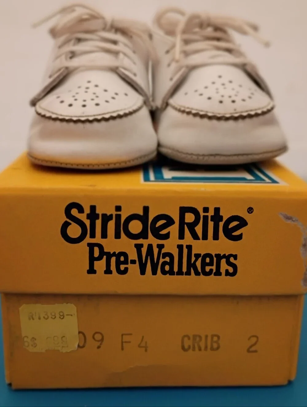 Stride Rite White Leather Scalloped Pre-Walkers Size 2